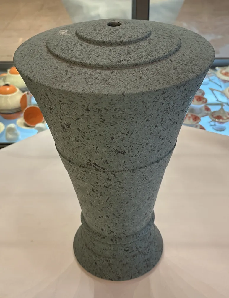 Antike Tischlampe aus den 80er Jahren mit konischer Form.