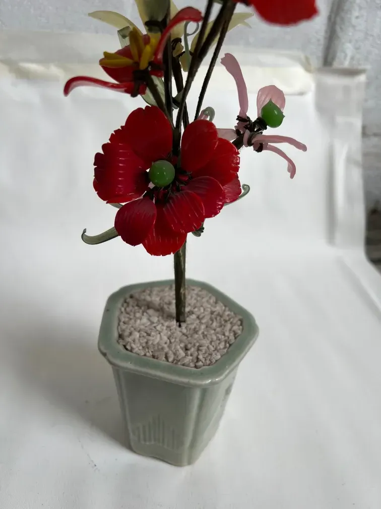 古董盆景与塑料花在装饰性盆栽中。