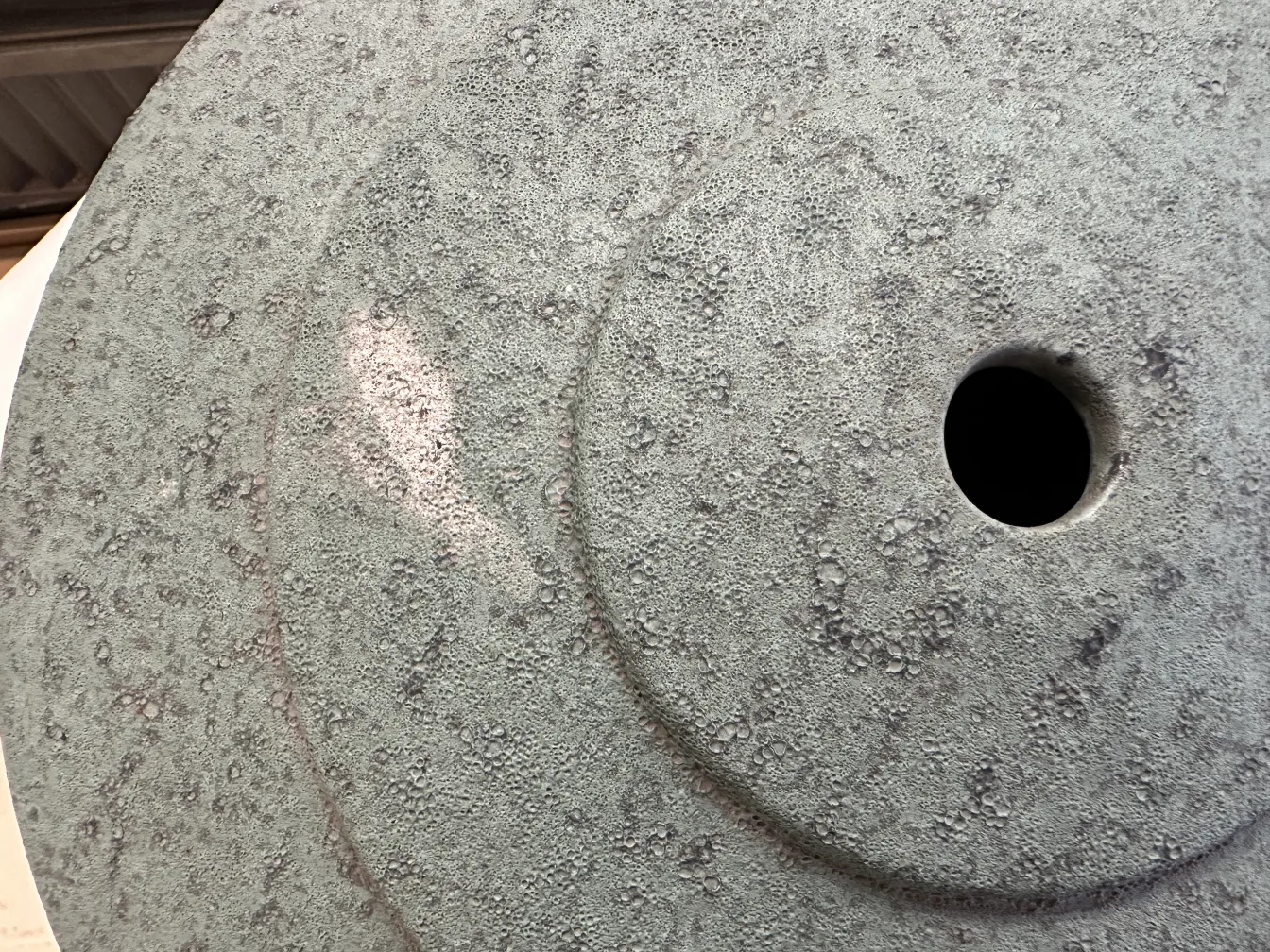 Lampada da tavolo antica degli anni 80 a forma conica.