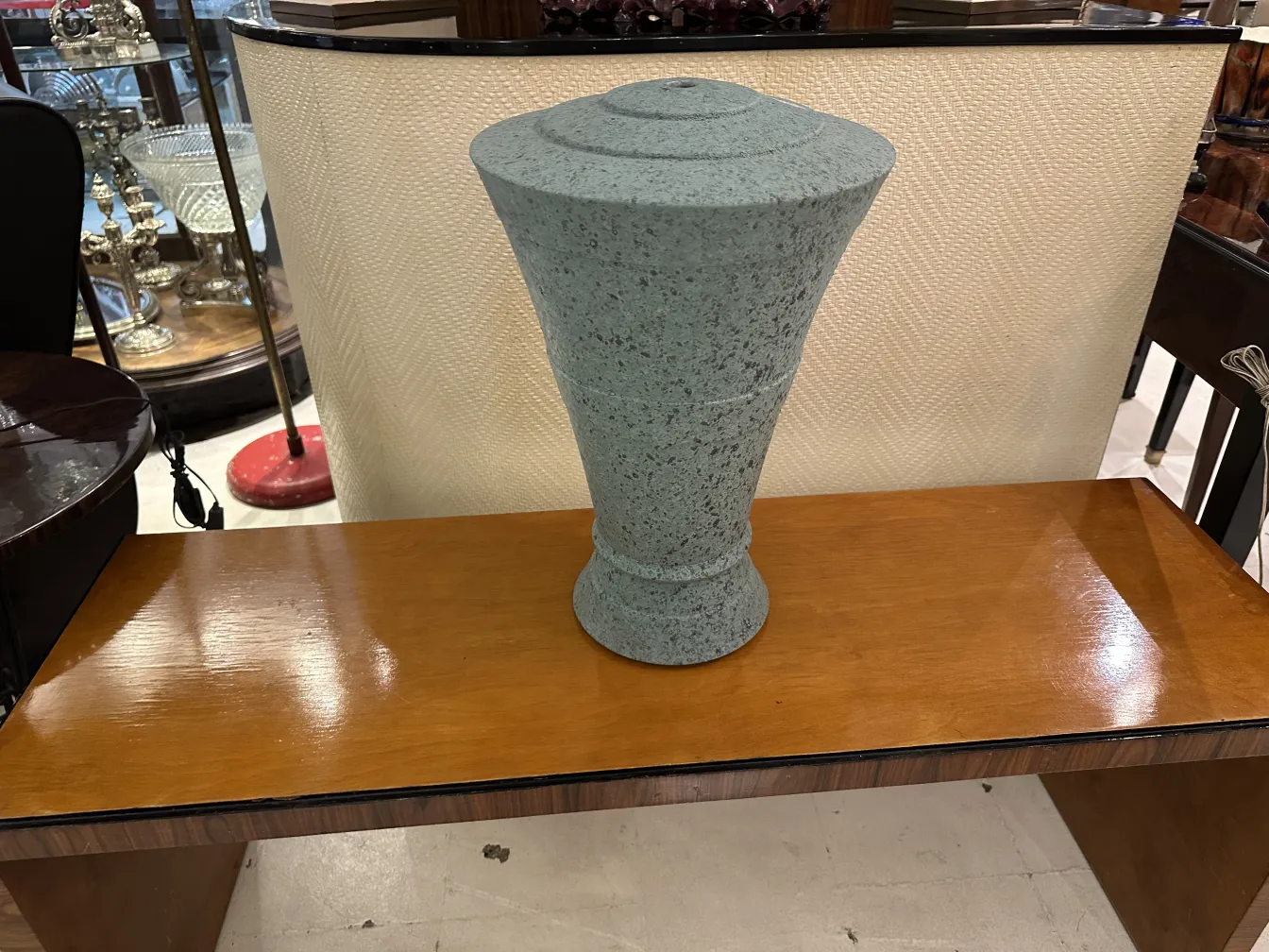 Antike Tischlampe aus den 80er Jahren mit konischer Form.