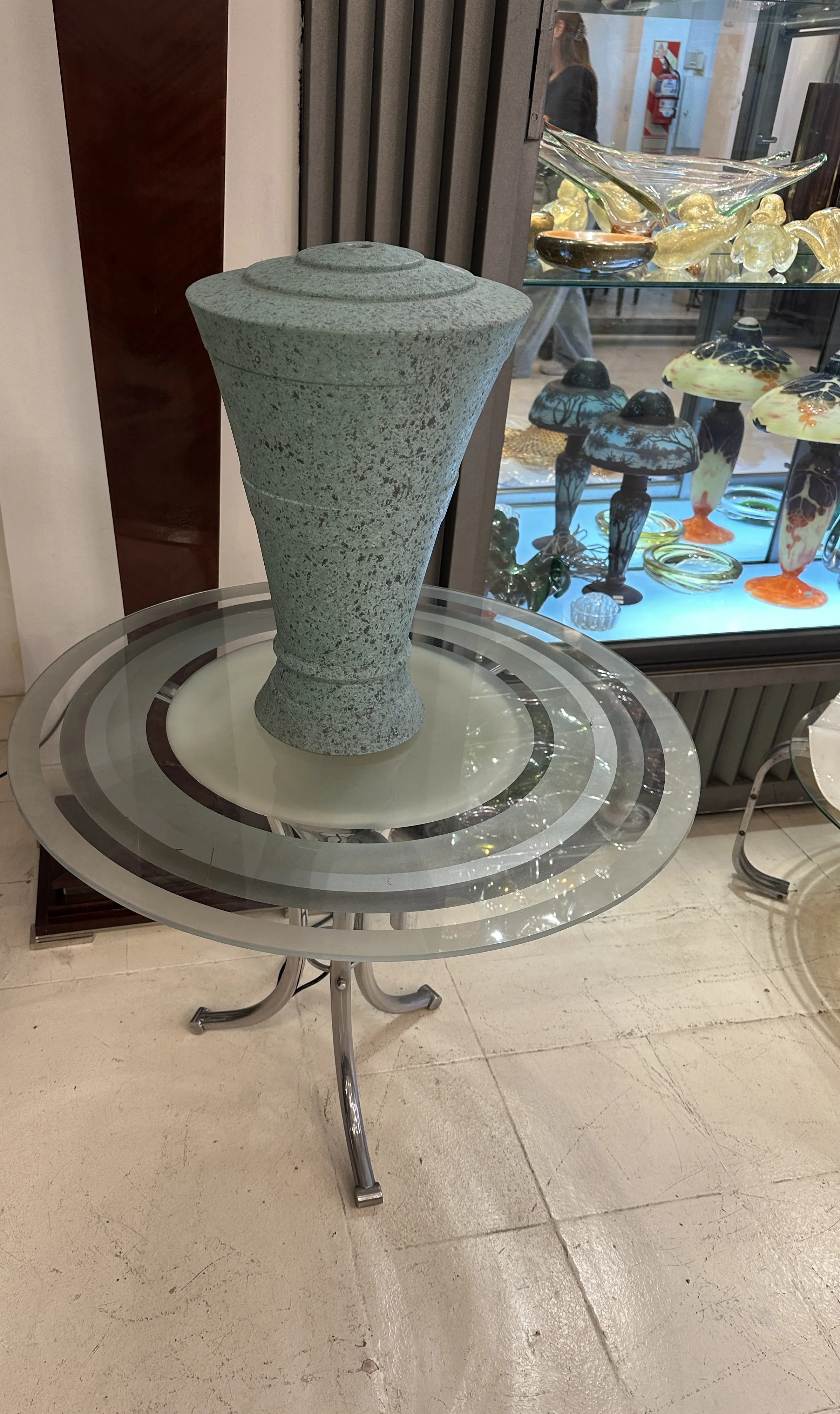 lampada da tavolo antica decorativa con dettagli unici