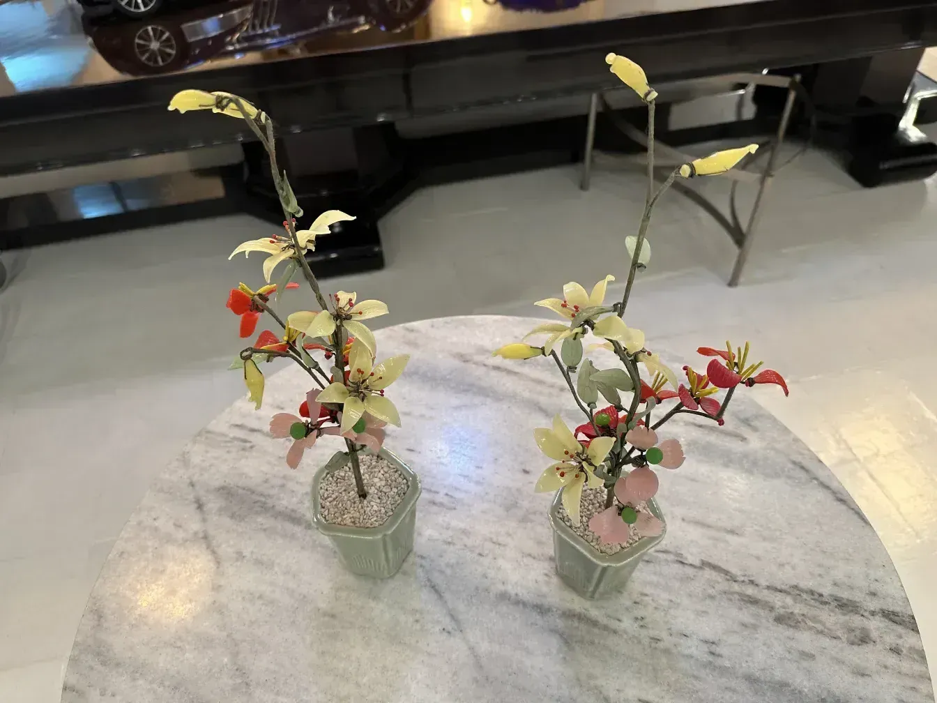 古董盆景和假花在装饰性的花盆里。