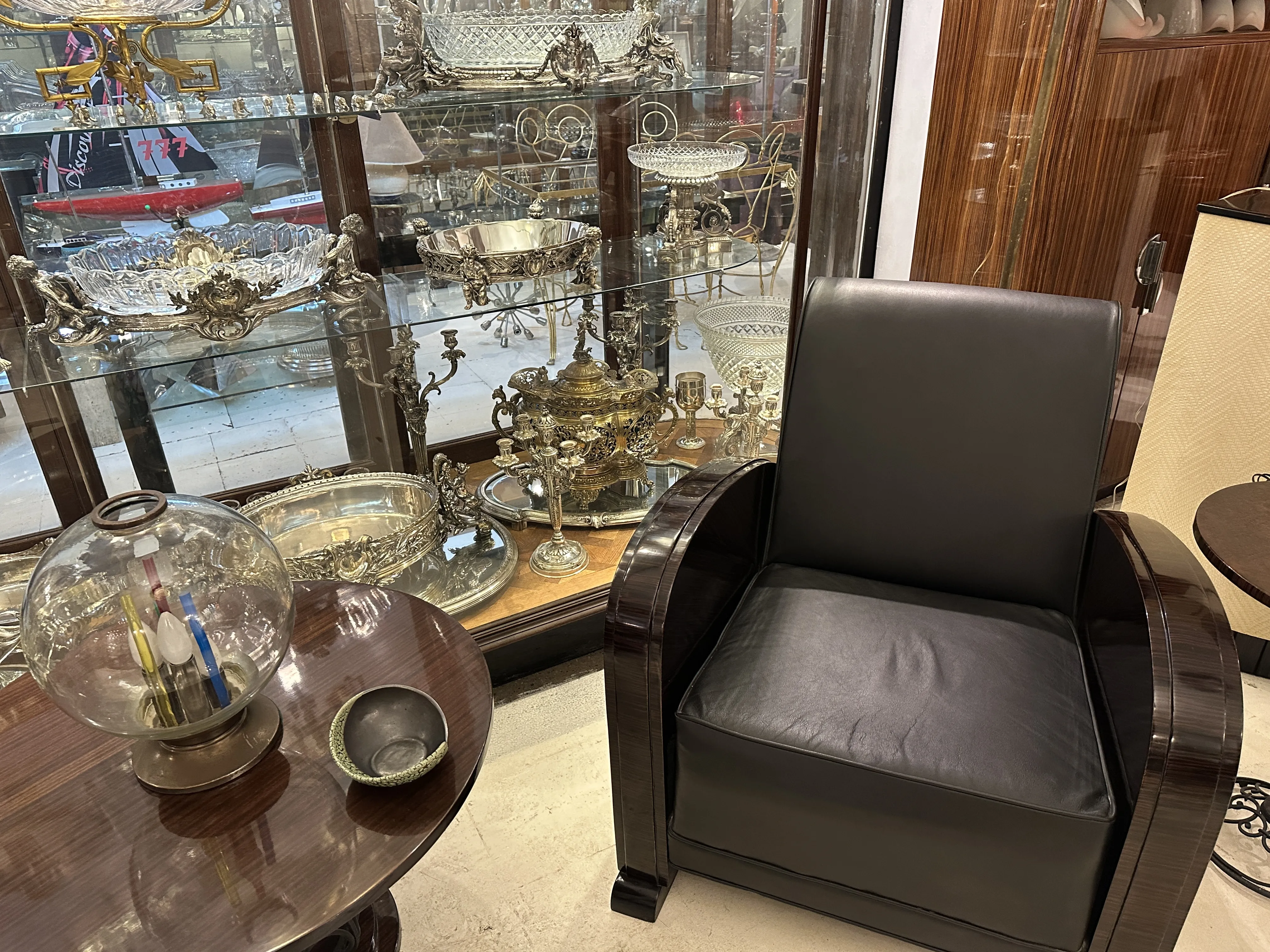 Декоративная керамика антиквариат с орнаментальными деталями.