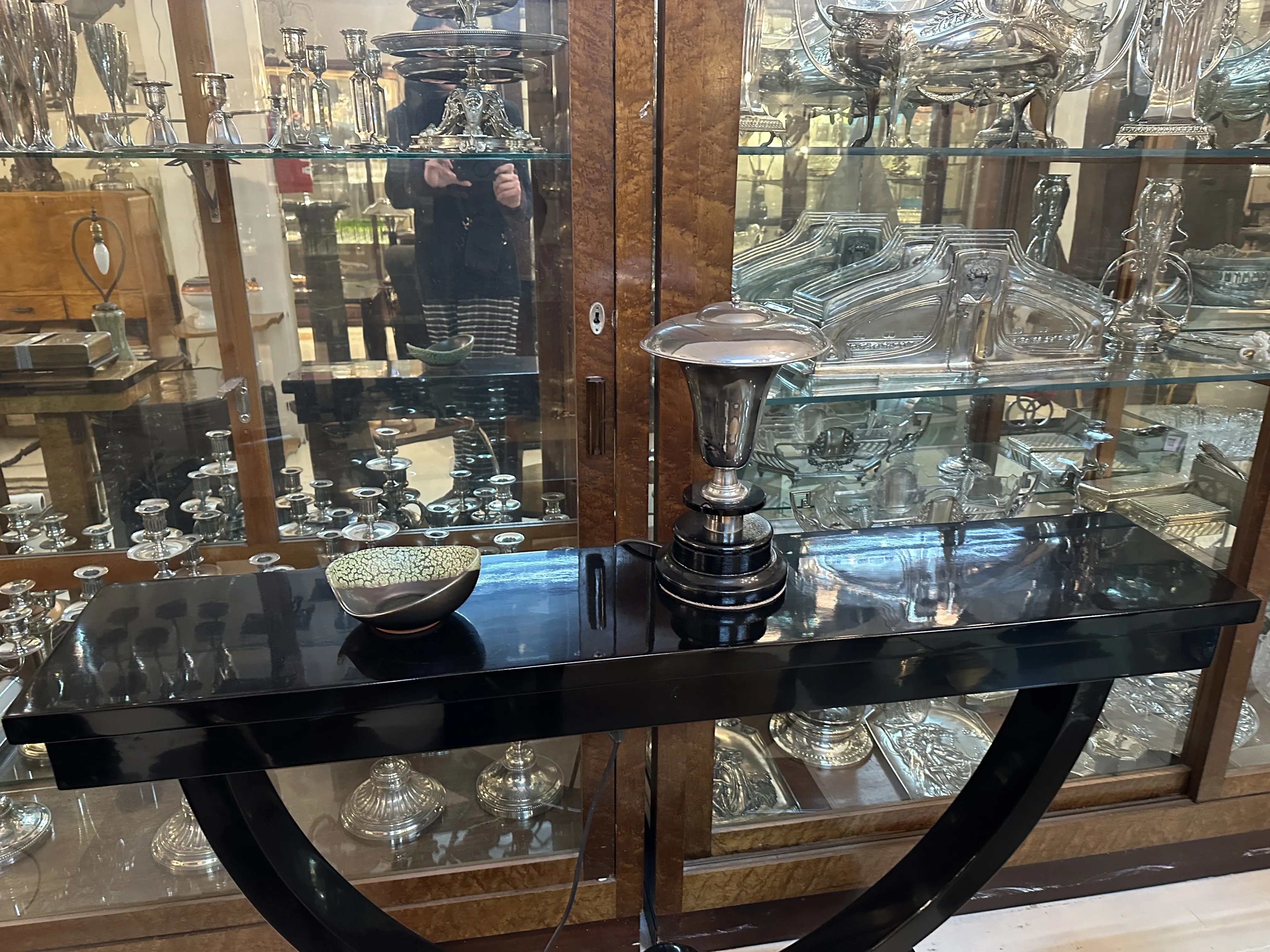 Antiga cerâmica com design decorativo em fundo elegante.