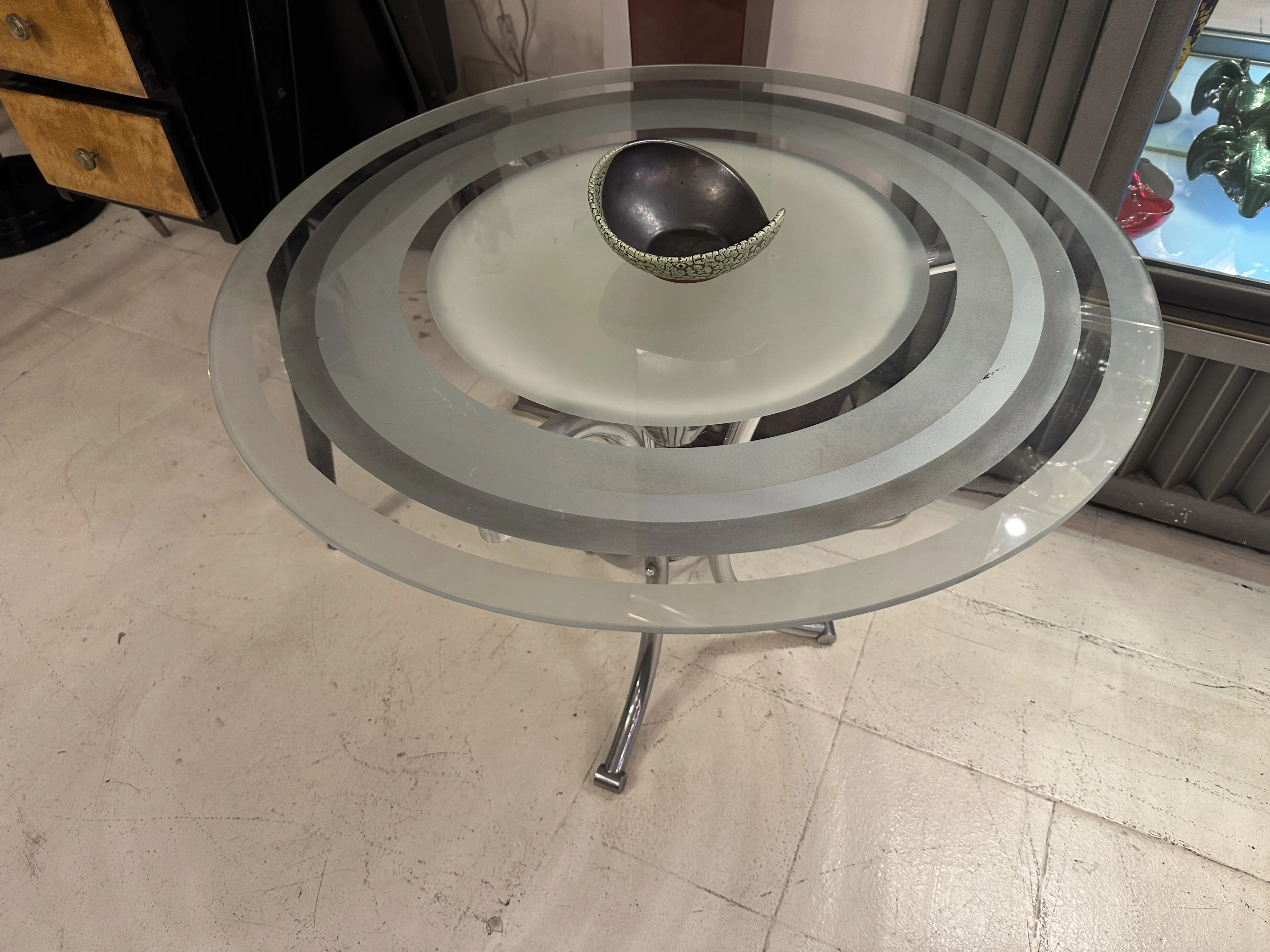 Mesa com embelezador antigo de cerâmica em um ambiente moderno