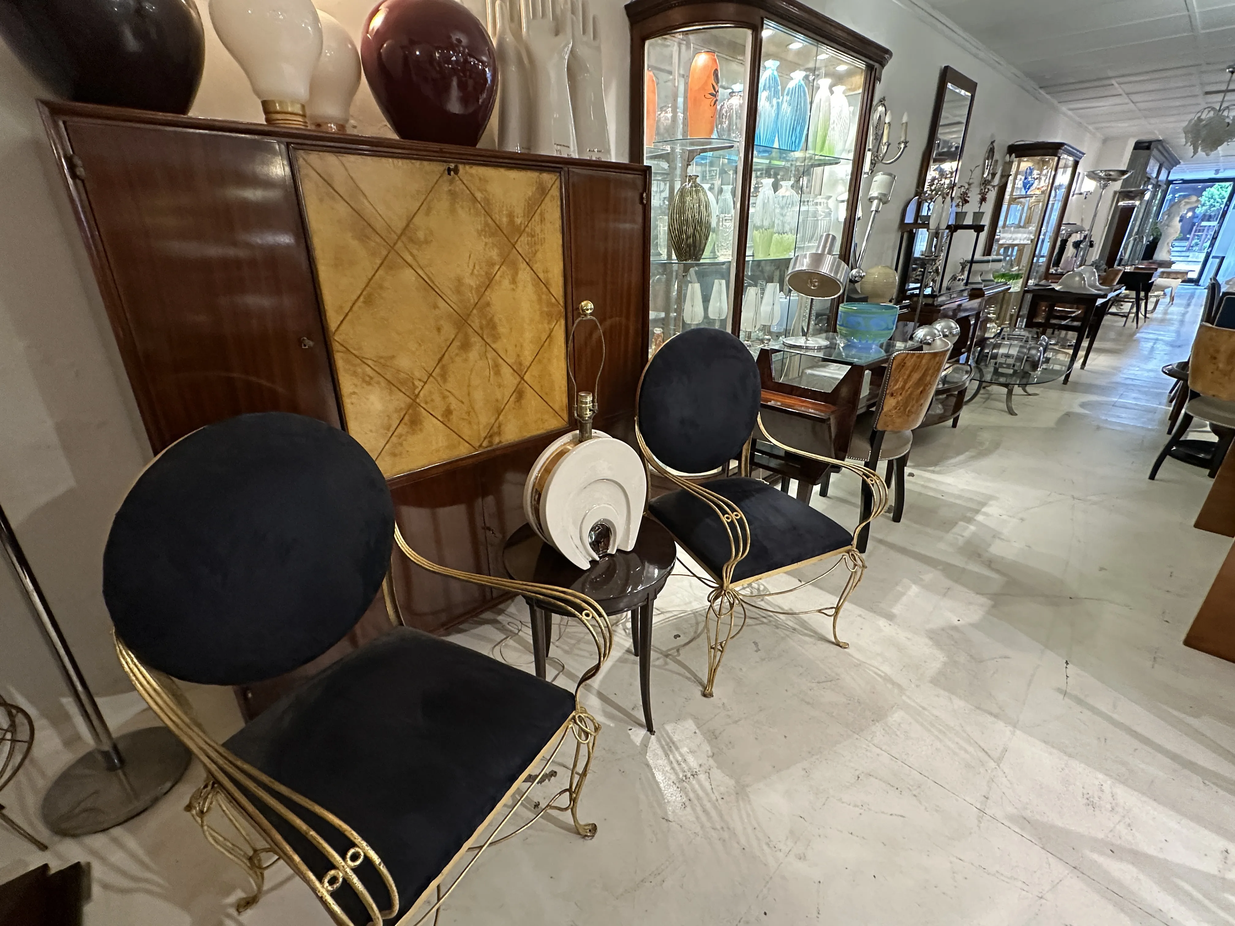 lampada da tavolo antica con base decorativa in un ambiente di mobili