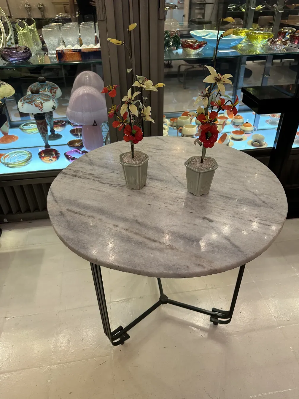 Bonsai antigo decorativo em vaso com flores coloridas.