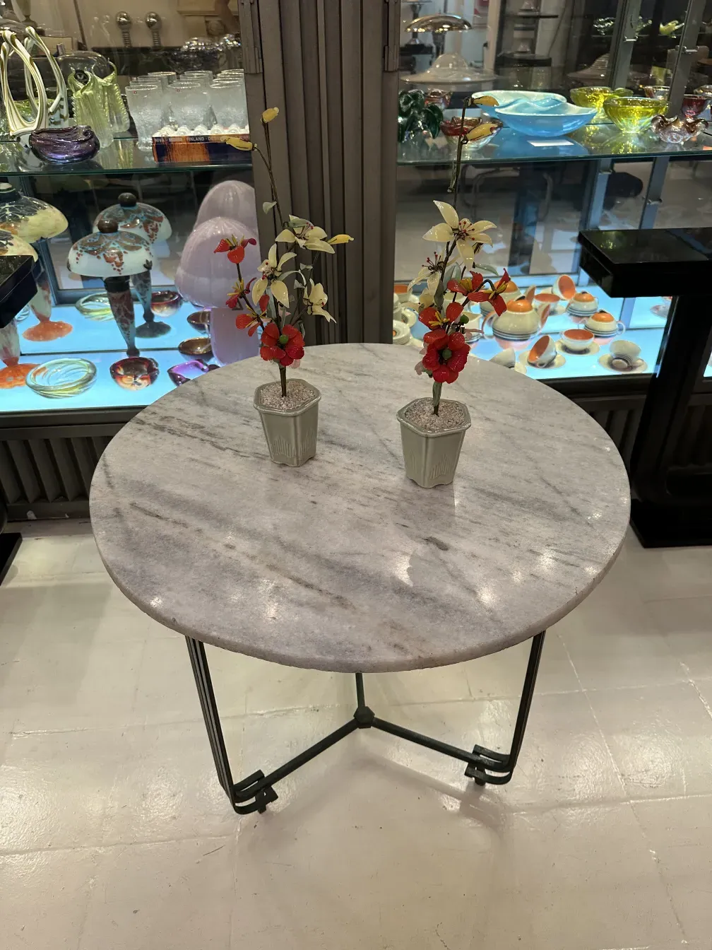 Bonsai antico decorativo con piccoli vasi di fiori.