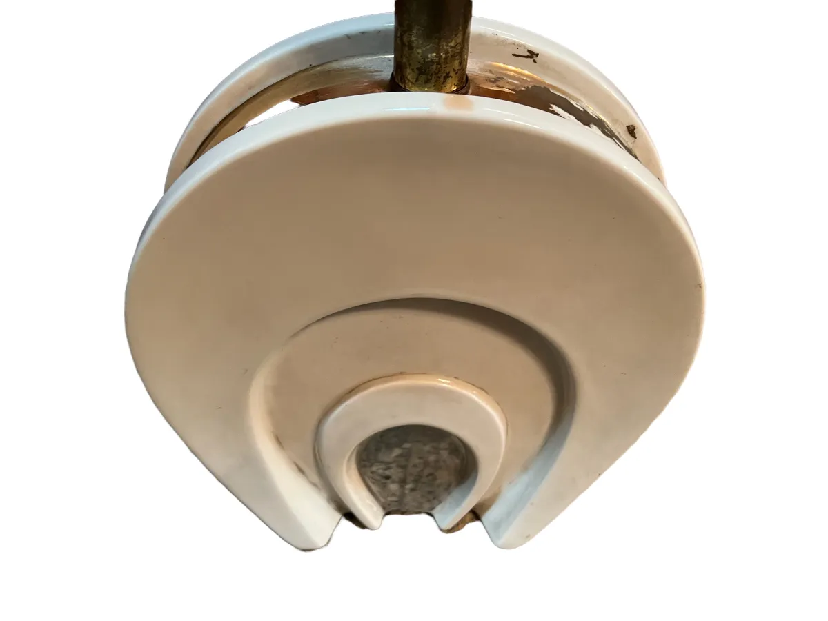 Lampada da tavolo antica Art Deco con forma circolare, luce calda in un ambiente accogliente.