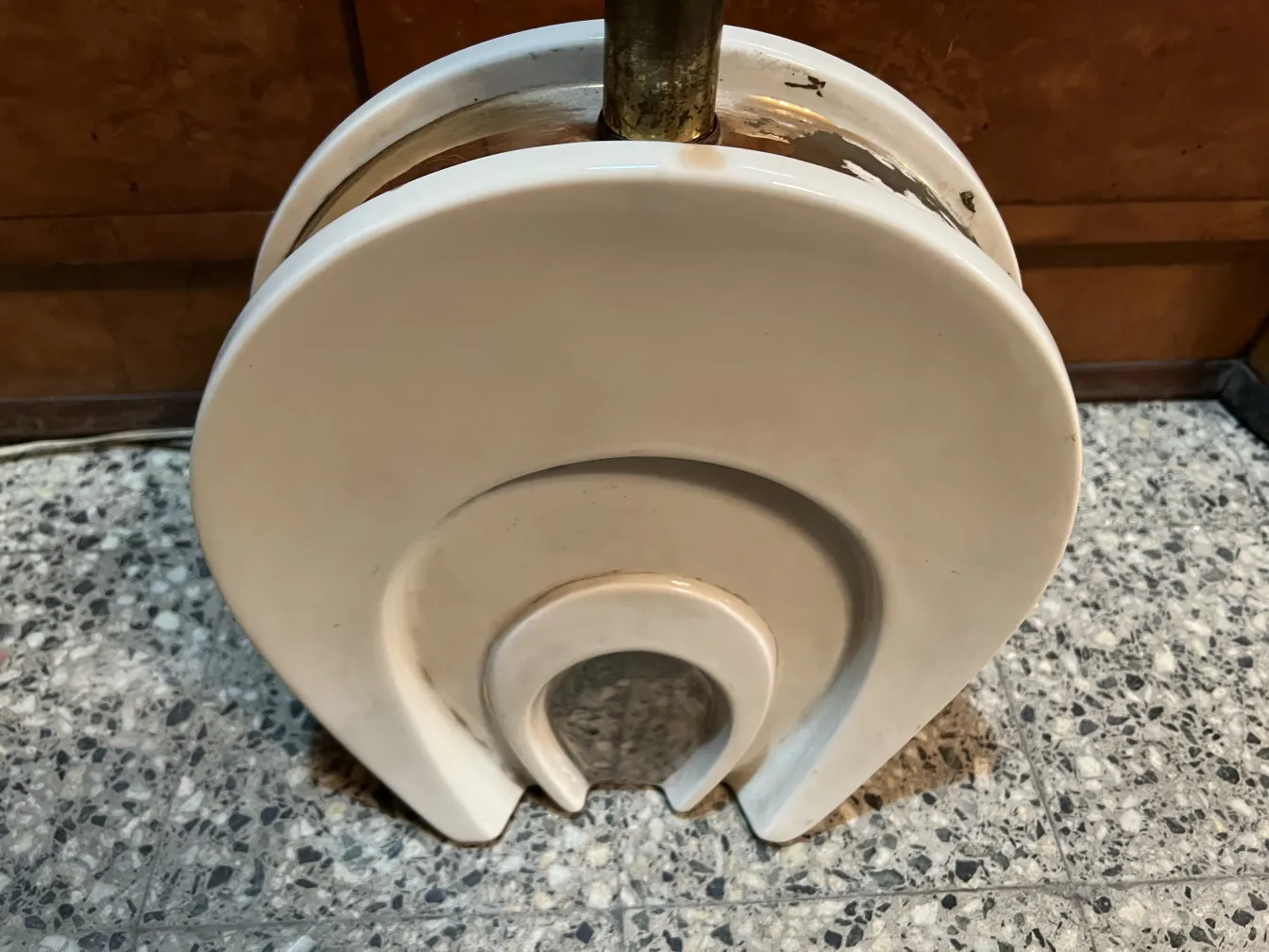 Lampada da tavolo antica con design curvato, atmosfera accogliente.