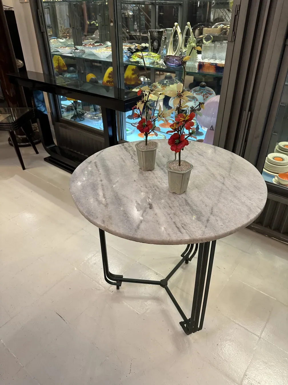 Bonsai antico in un ambiente elegante con fiori decorativi