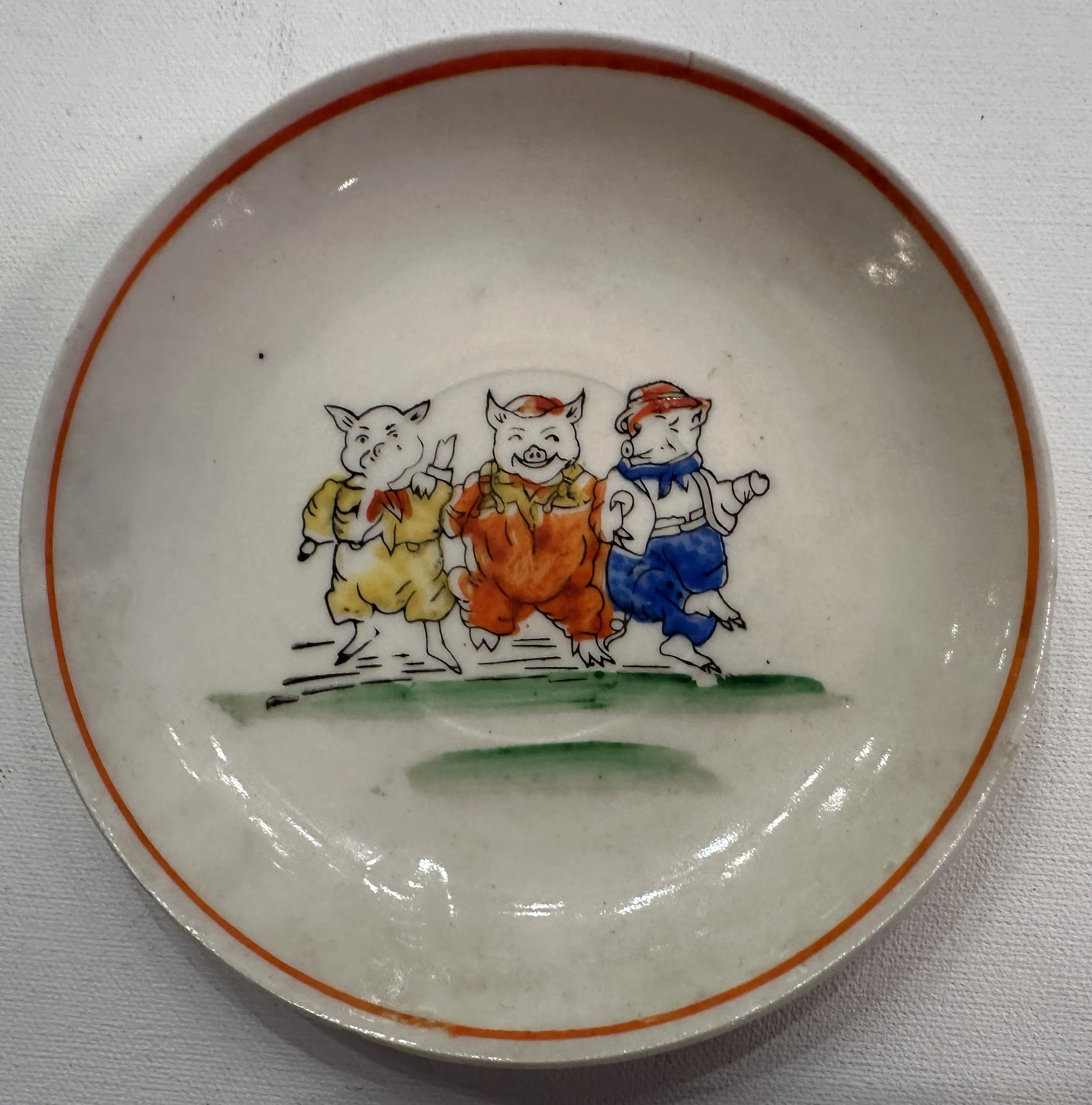Antiker Teller mit Spielzeug-Teeservice, Kinder und leuchtende Farben, verspielte Szene