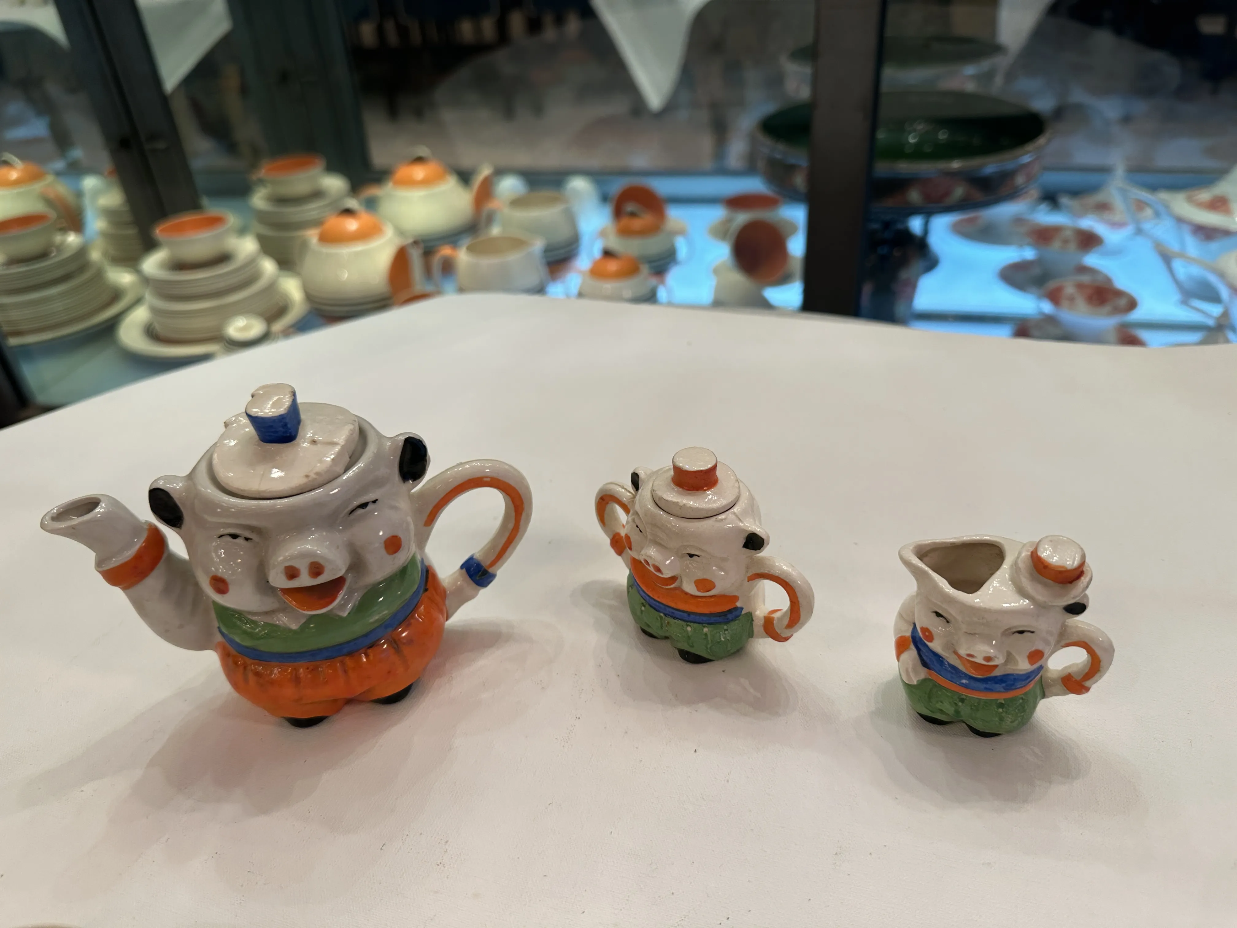 Set da tè in ceramica con design giocoso, include teiera e brocca