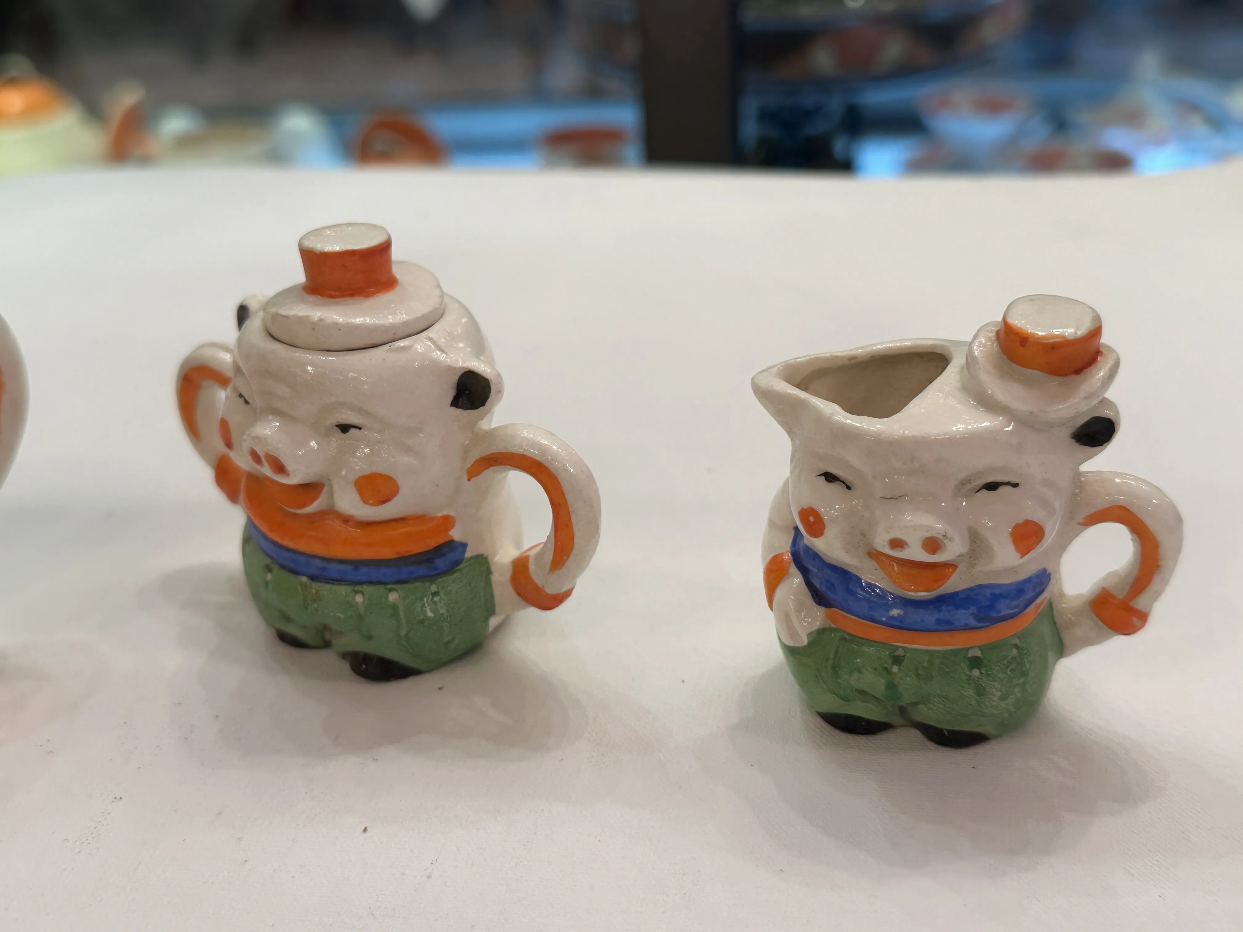 古老的玩具茶具，陶瓷小猪设计，多彩装饰。
