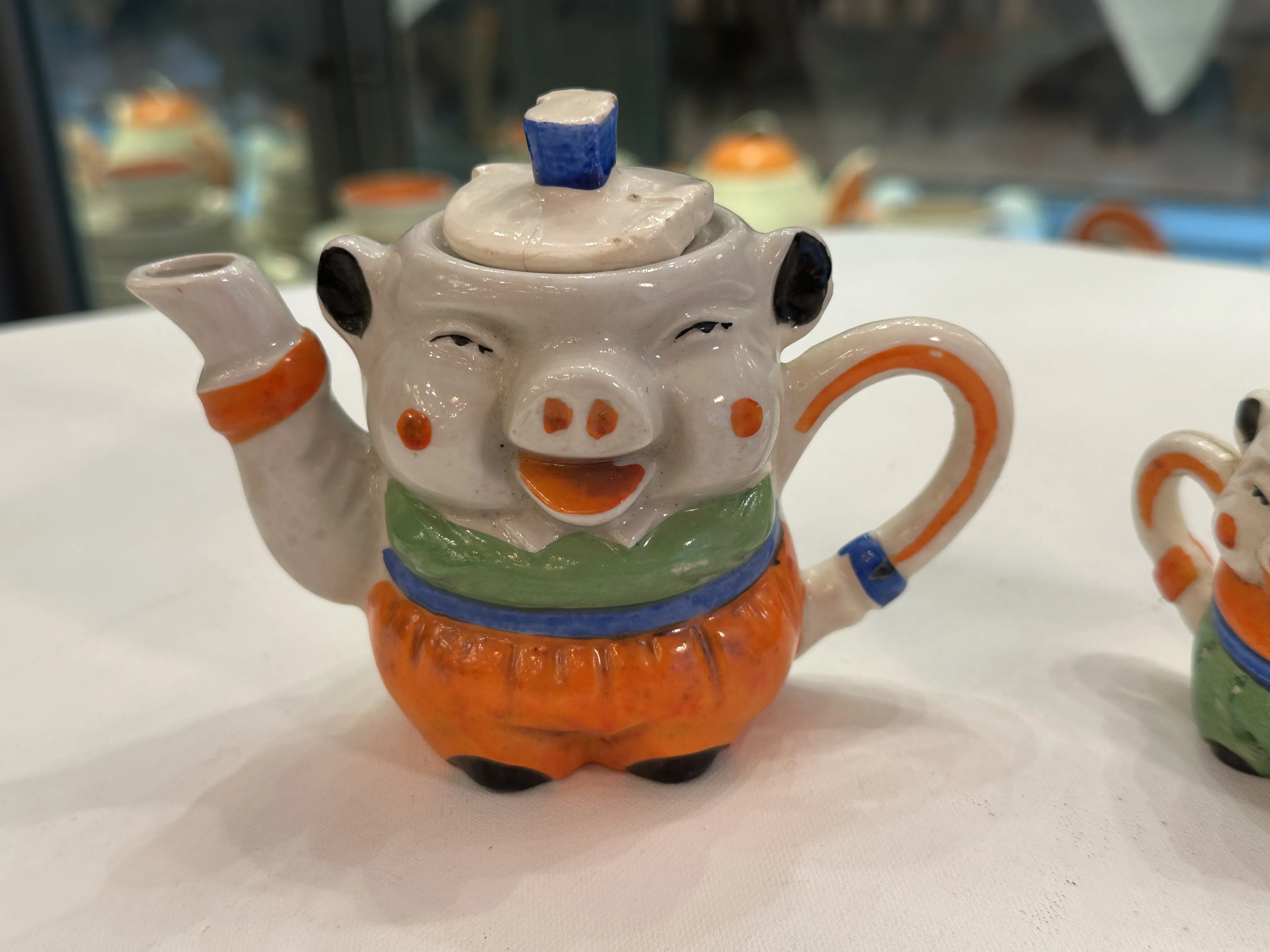 Antikes Spielzeug-Teeservice mit Schwein-Gesicht aus Keramik.