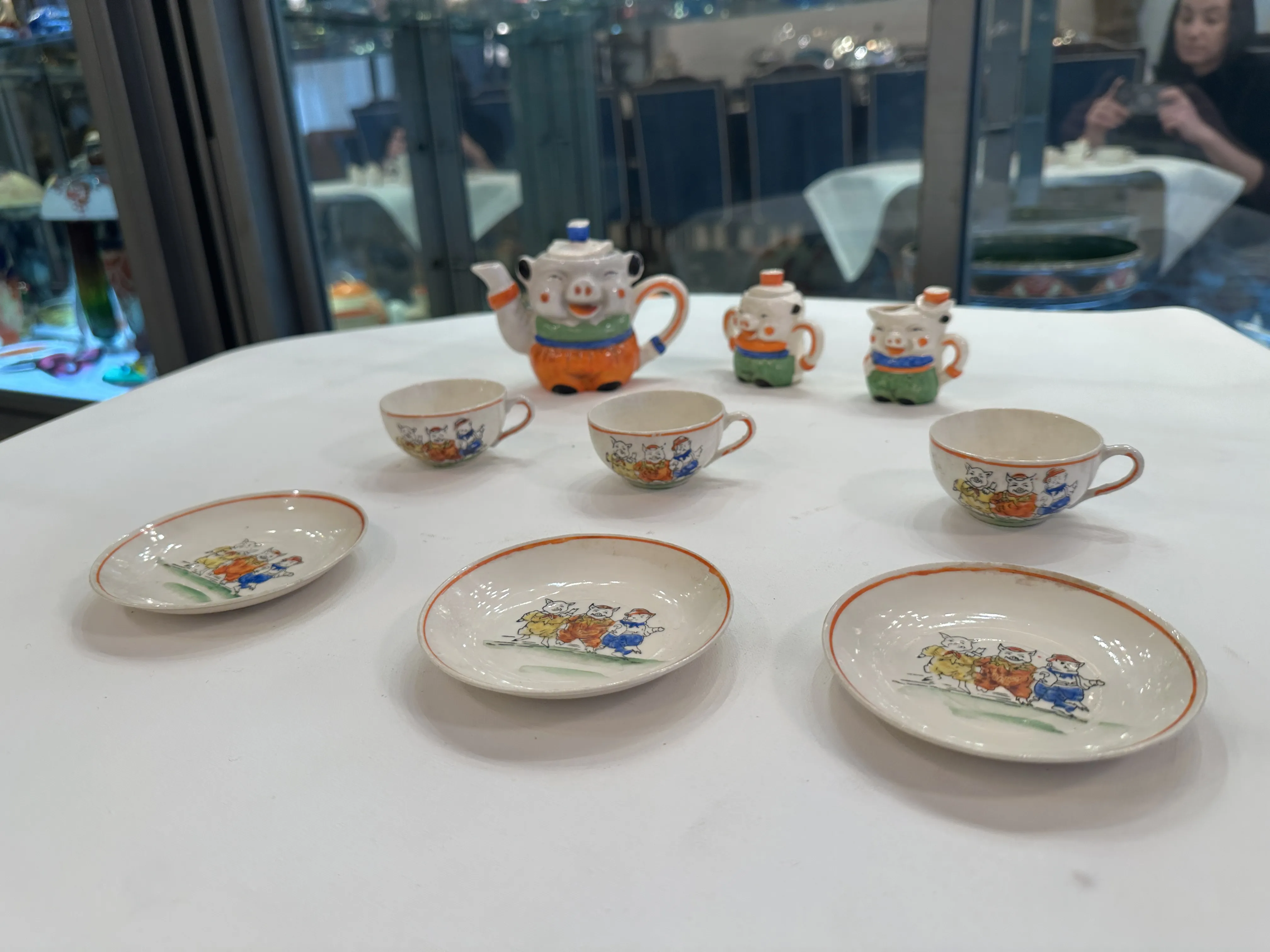 antikes Spielzeug-Tea-Set mit bunten Tassen und Tellern