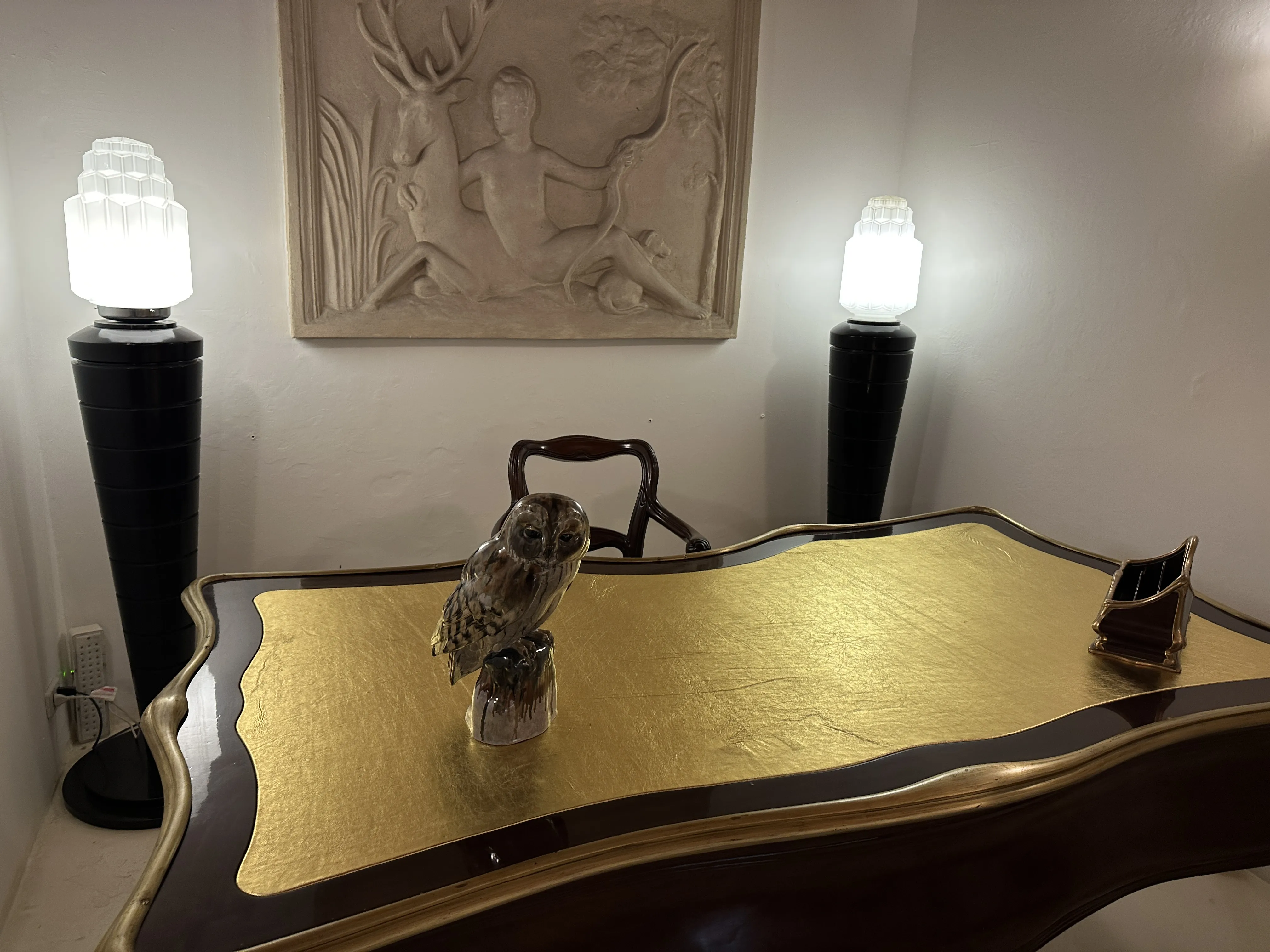 Keramik Eule auf einem goldenen Tisch