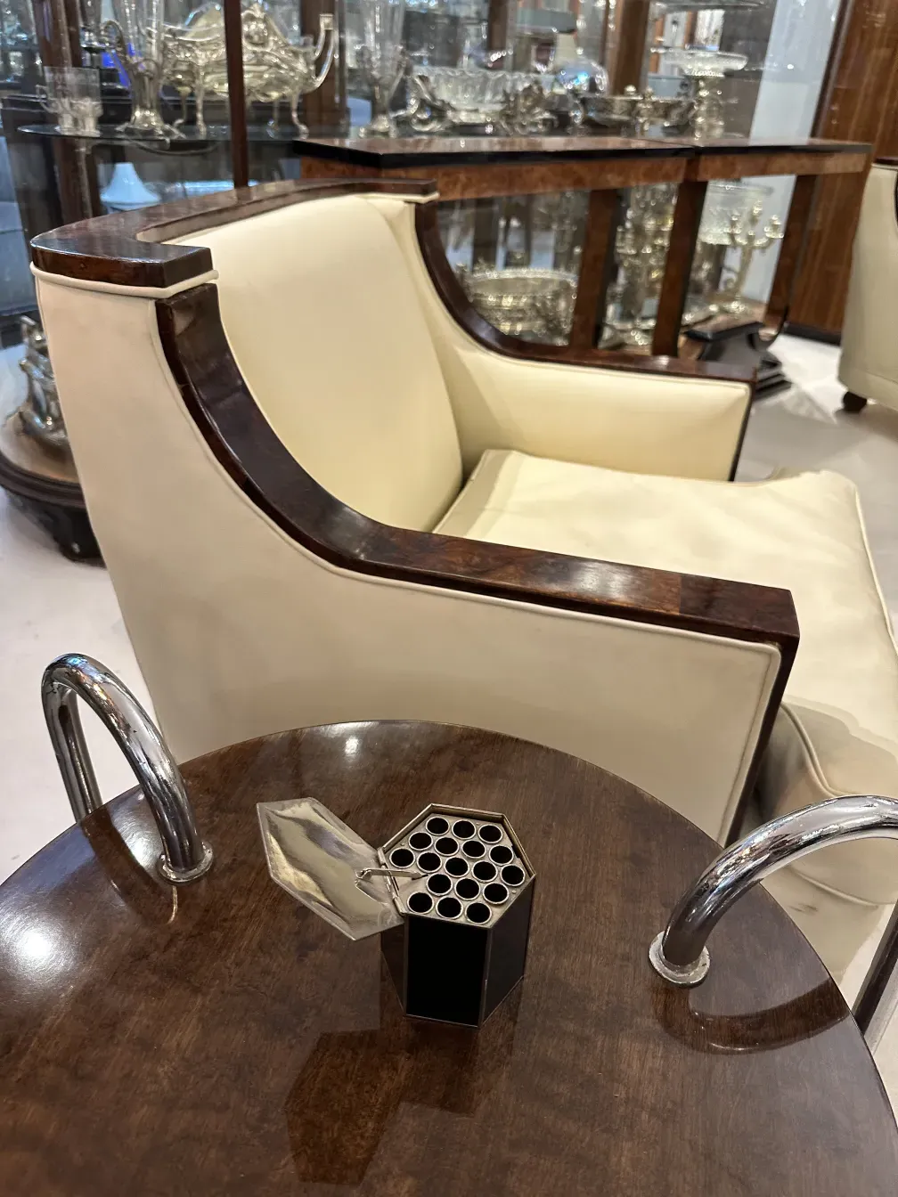 Scatola decorativa antica in un ambiente elegante