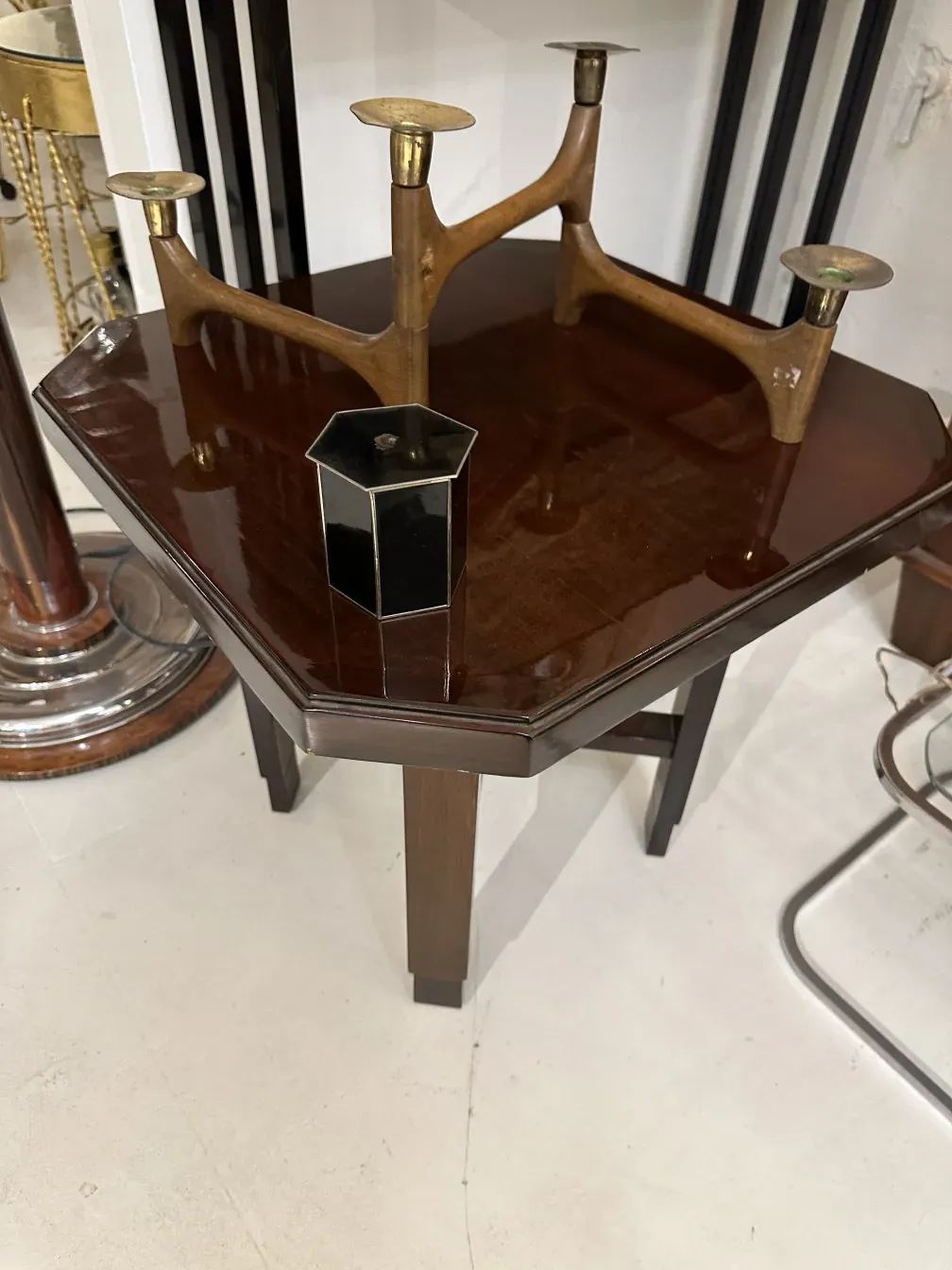 Caja antigua con base en forma de cuernos y fondo marrón