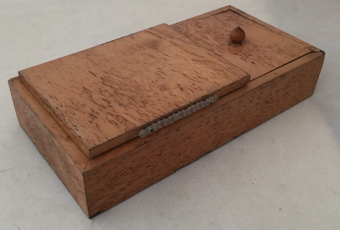 Caja antigua de madera con un diseño sencillo y elegante.