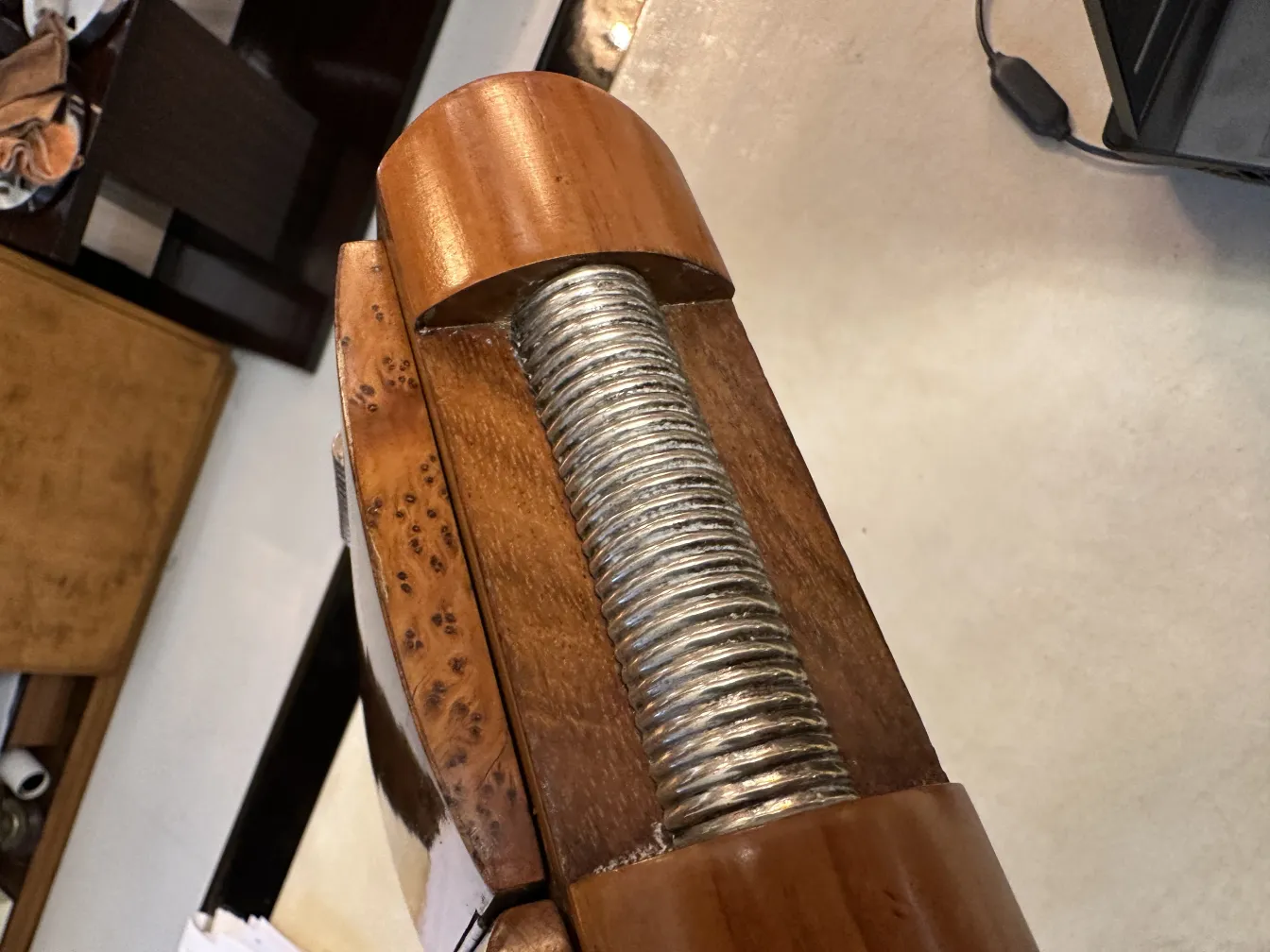 Vista superior de una caja antigua de madera con tornillos metálicos.