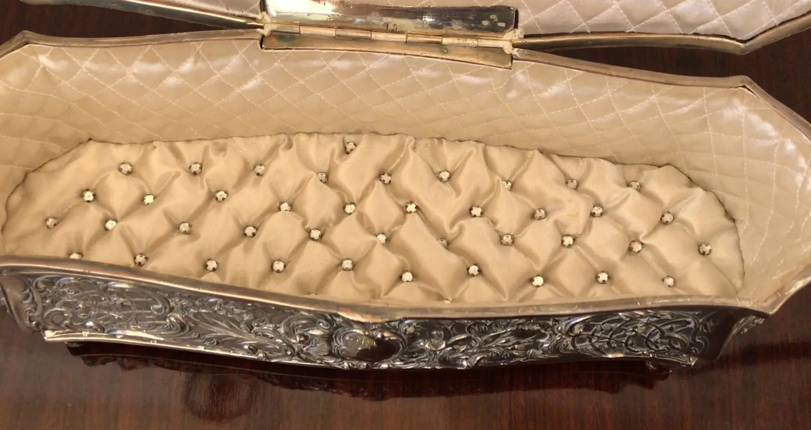 boîte ancienne en métal avec intérieur en satin et perles décoratives