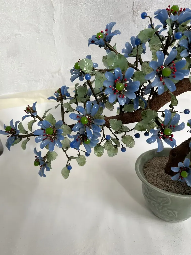 Bonsai antico decorativo con fiori blu e verdi
