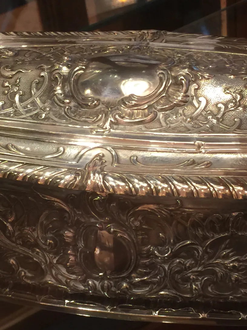 Boîte ancienne décorative avec des détails complexes