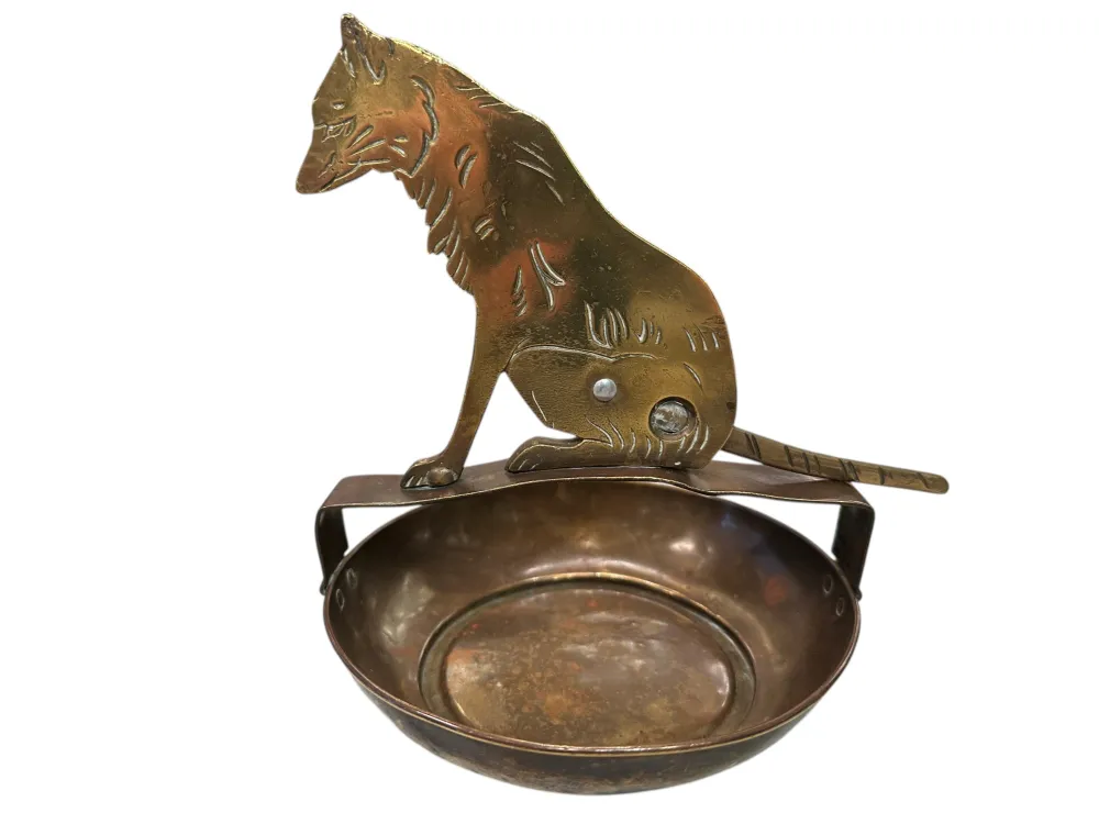 قطاعة سيجار عتيقة مع قاعدة دائرية وتصميم قط