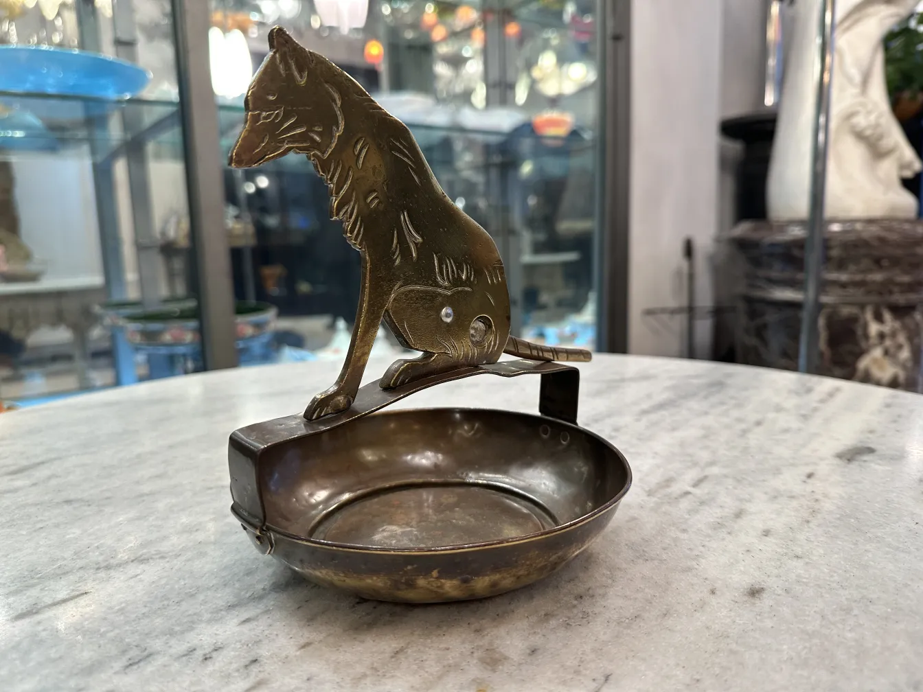 Cortador de habanos antiguo con base redonda y detalle en forma de gato