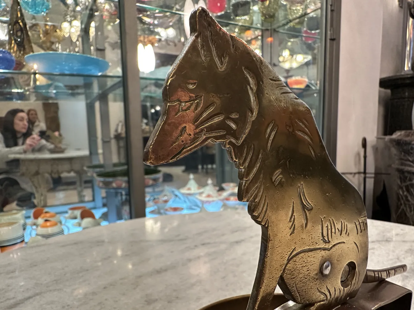 Cortador de habanos antiguo con base redonda y detalle en forma de gato
