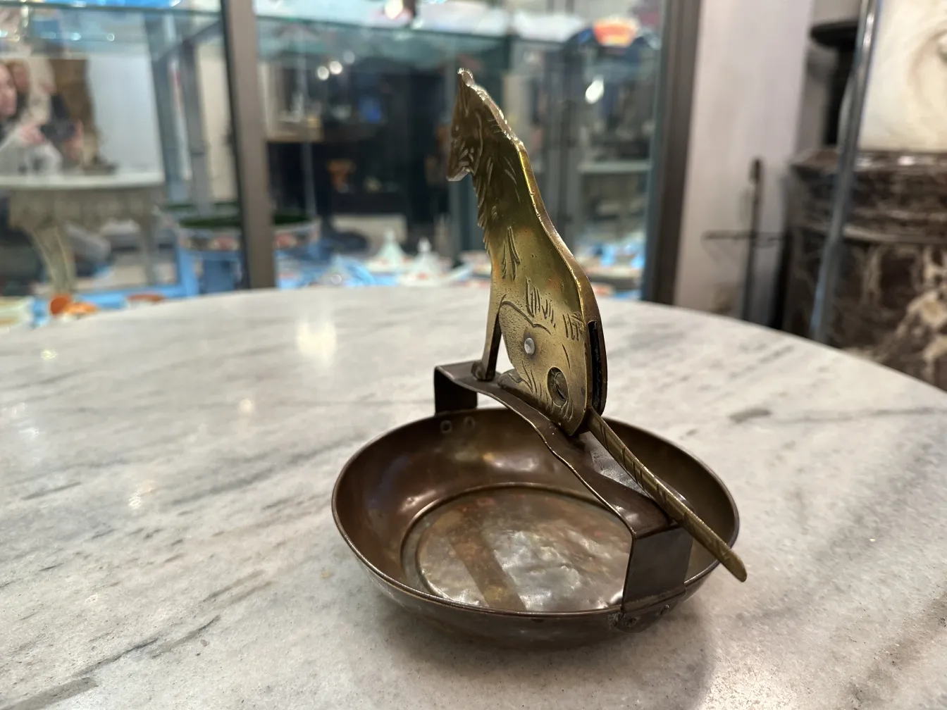 Cortador de habanos antiguo con base redonda y detalle en forma de gato