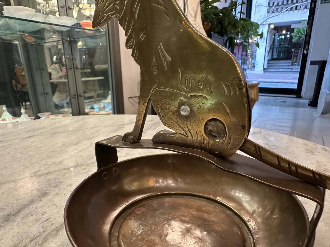 丸いベースと猫のデザインのアンティークシガーカッター