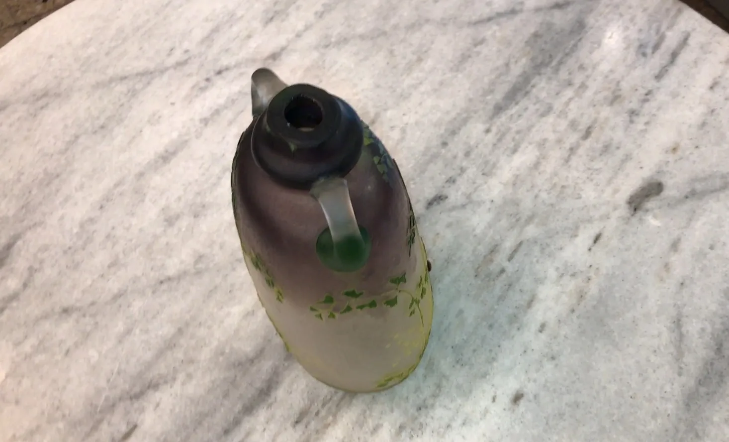 Vaso antico con design a foglie verdi e accenti rossi, Muller frères Lunèville