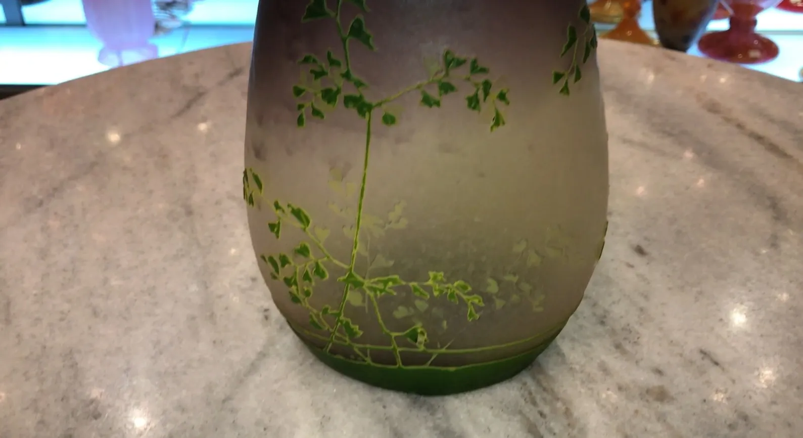 Vaso antico con design a foglie verdi e accenti rossi, Muller frères Lunèville