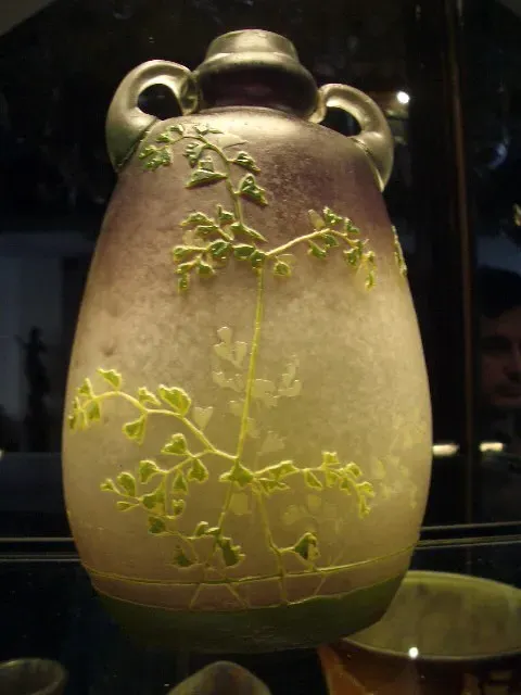 Vaso antico con design a foglie verdi e accenti rossi, Muller frères Lunèville