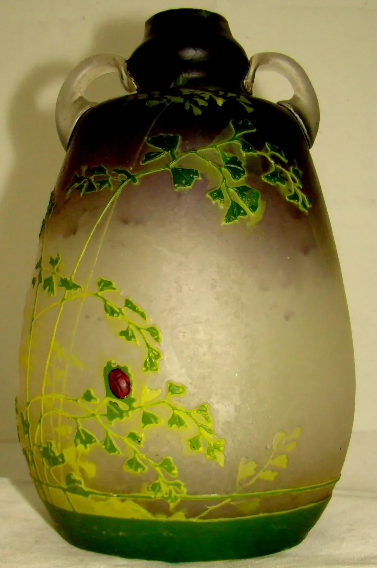 Vase ancien avec motif de feuilles vertes et accents rouges, Muller frères Lunèville