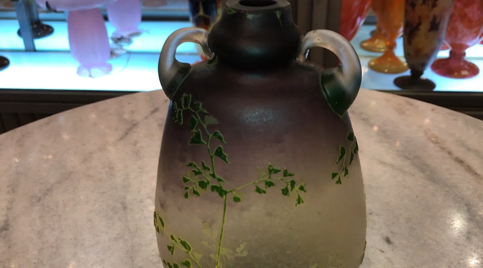 Vase ancien avec motif de feuilles vertes et accents rouges, Muller frères Lunèville