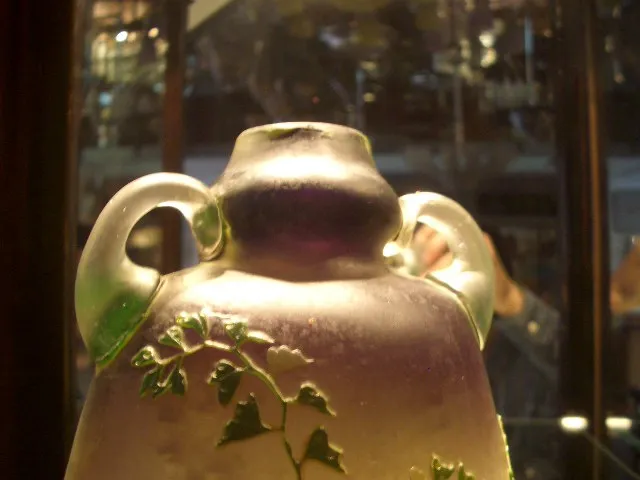 Vase ancien avec motif de feuilles vertes et accents rouges, Muller frères Lunèville