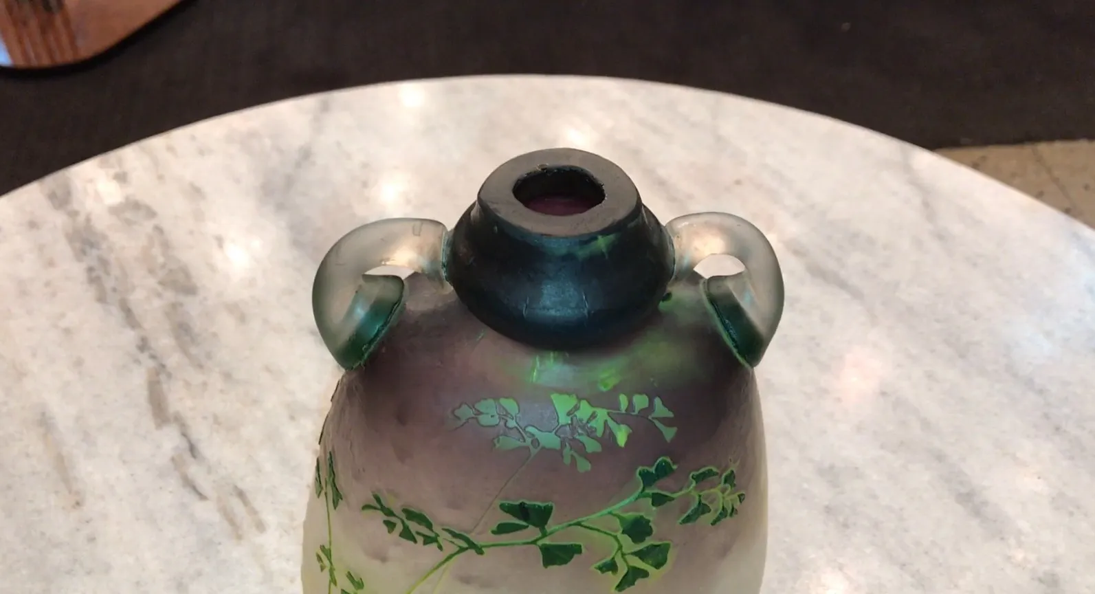 Vaso antico con design a foglie verdi e accenti rossi, Muller frères Lunèville