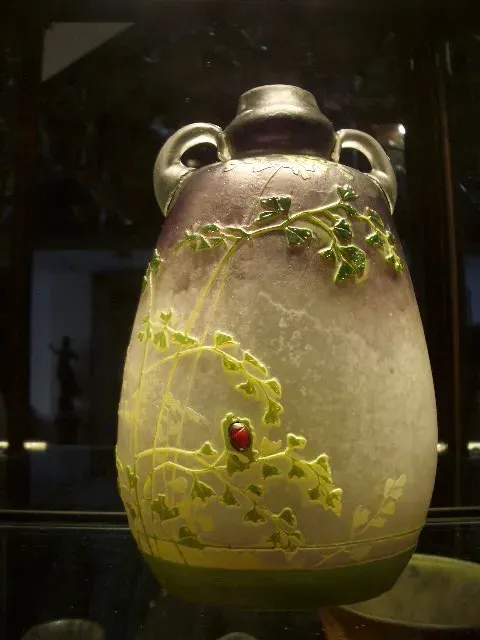 Vaso antico con design a foglie verdi e accenti rossi, Muller frères Lunèville