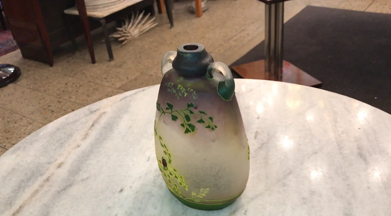 Jarrón antiguo con diseño de hojas verdes y rojo, Muller frères Lunèville