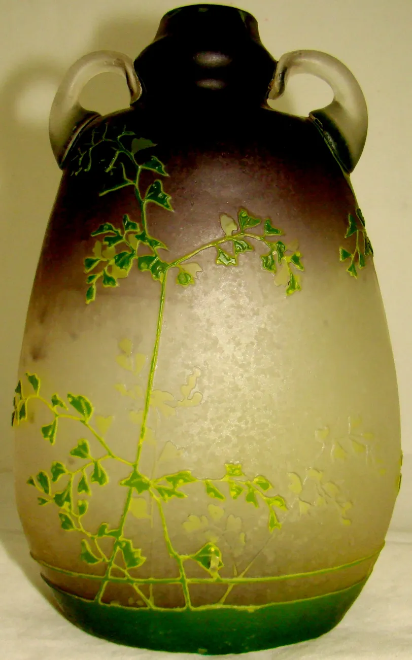 Vaso antico con design a foglie verdi e accenti rossi, Muller frères Lunèville