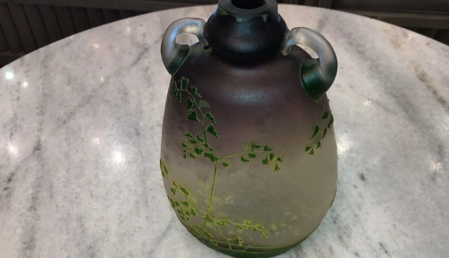 Jarrón antiguo con diseño de hojas verdes y rojo, Muller frères Lunèville
