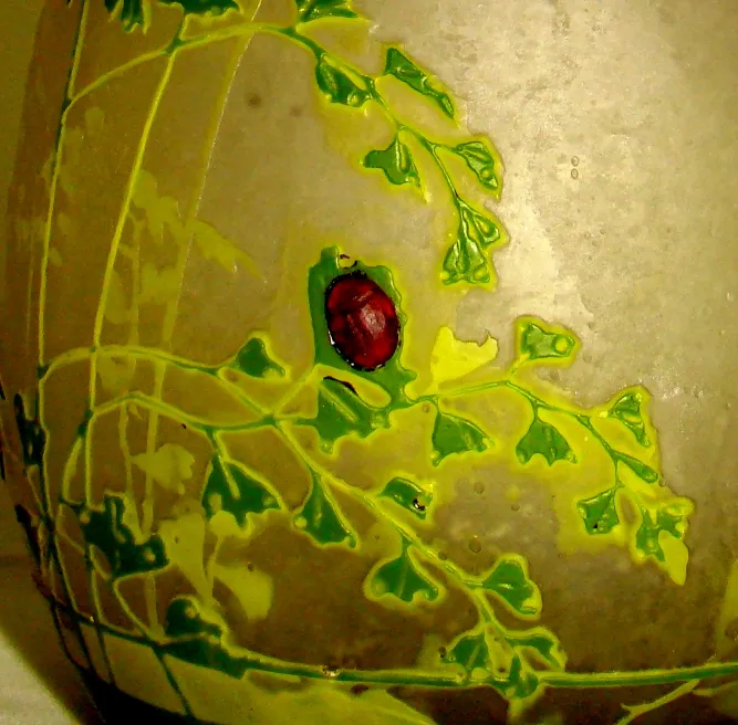Jarrón antiguo con diseño de hojas verdes y rojo, Muller frères Lunèville