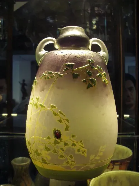 Vaso antico con design a foglie verdi e accenti rossi, Muller frères Lunèville