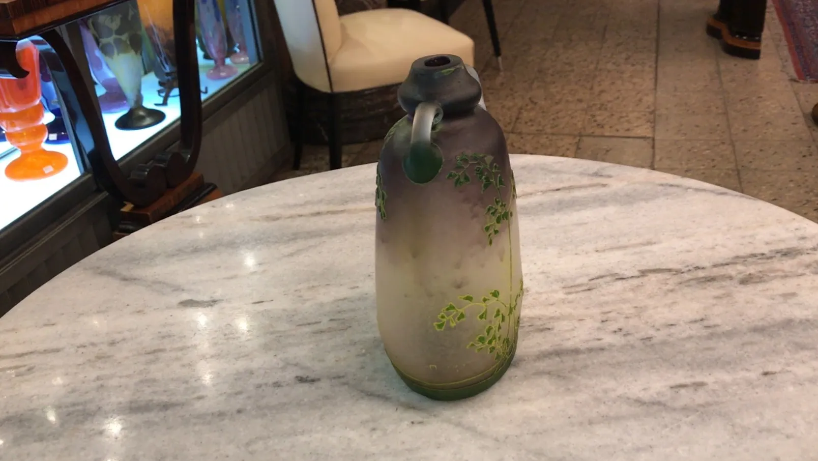 Vase ancien avec motif de feuilles vertes et accents rouges, Muller frères Lunèville