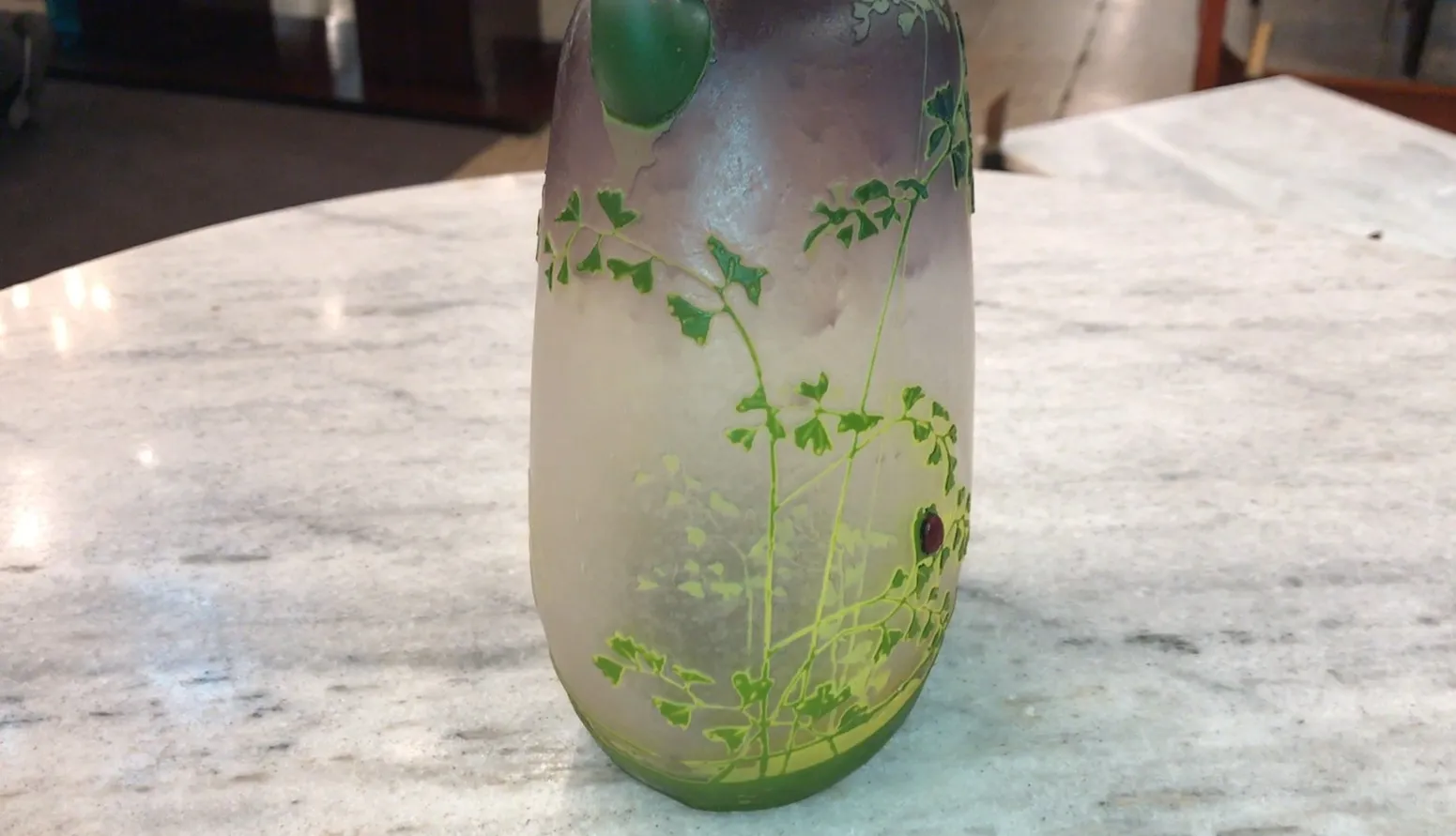 Vase ancien avec motif de feuilles vertes et accents rouges, Muller frères Lunèville