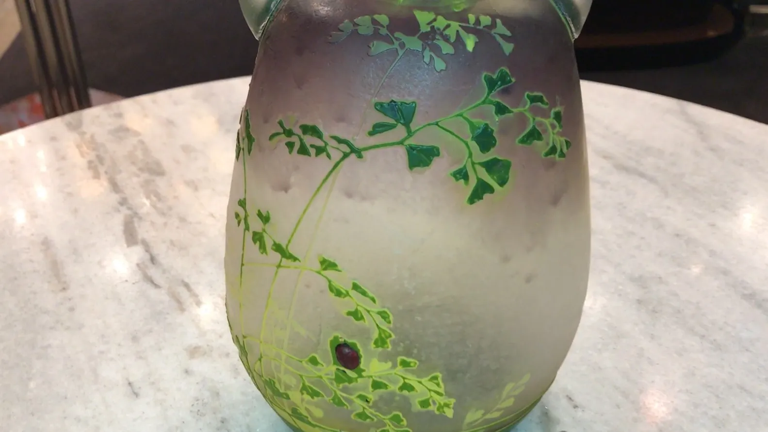 Vase ancien avec motif de feuilles vertes et accents rouges, Muller frères Lunèville