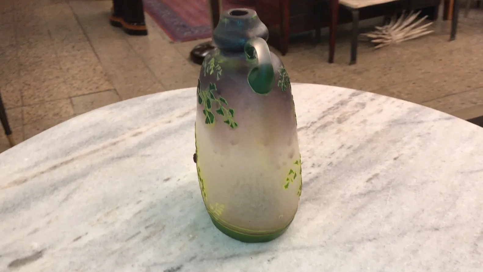Jarrón antiguo con diseño de hojas verdes y rojo, Muller frères Lunèville